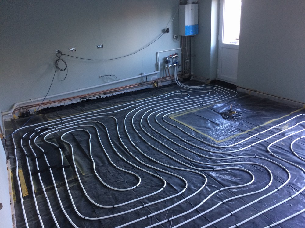 Underfloor heating pipes install for kitchen extension